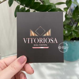 Cartão de Agradecimento Verniz Localizado Couche 300g 8,7x9,5 cm Colorido frente e verso 4x4 Laminação Fosca e Verniz Localizado na Logo F/V Corte reto (cantos retos) 