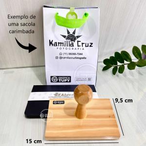 Kit - Carimbo Grande 15x9,5 e Carimbeira Grande Carimbo de Madeira e Resina Tam. madeira 15x9,5cm - Tam. da arte 14x8,5cm    Carimbeira de Plástico já com tinta preta